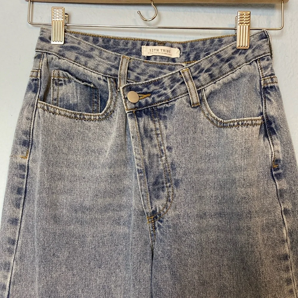12th Tribe Womens Size S Dylan Light Wash Denim Asymmetrical Cross Over Jeans - Picture 5 of 16
